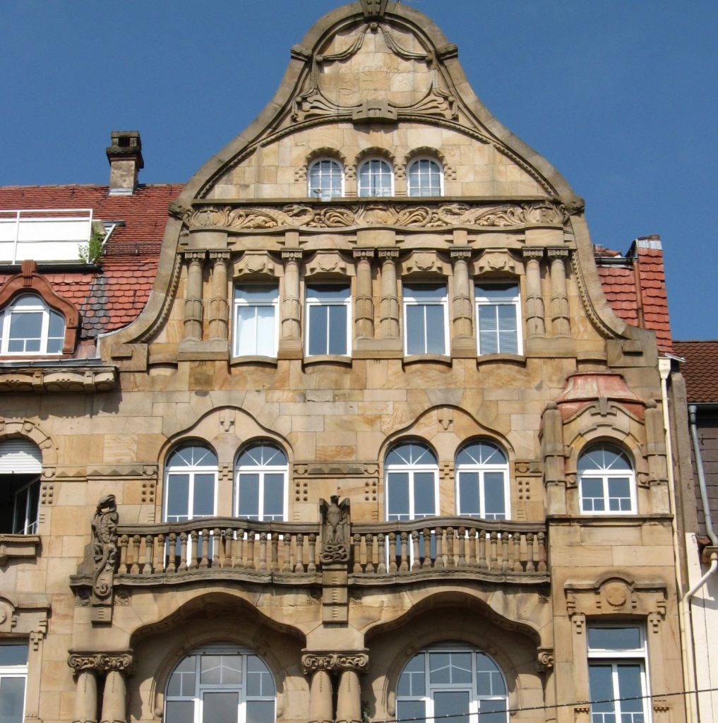 Giebel des im Jugendstil errichteten Kaufhauses Jooss am Obertorplatz.
