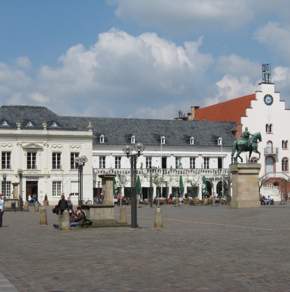 Foto des Alten Kaufhauses auf dem Landauer Marktplatz