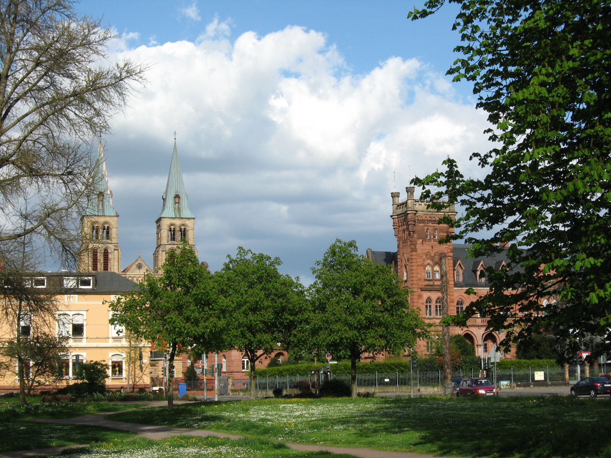 Blick vom Savoyenpark auf das Schlössel und die Marienkirchtürme in Landau