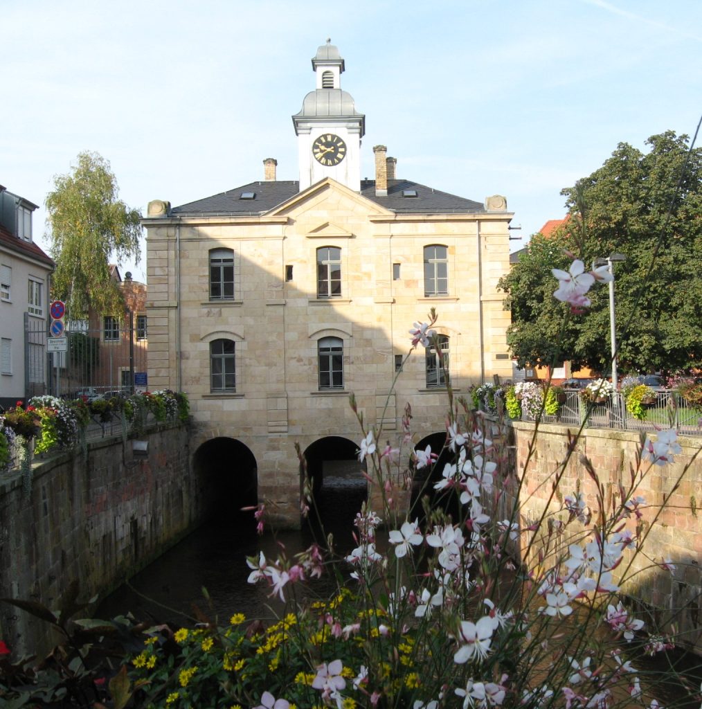 Foto der Einlassschleuse mit Schleusenhaus in der Queich in Landau