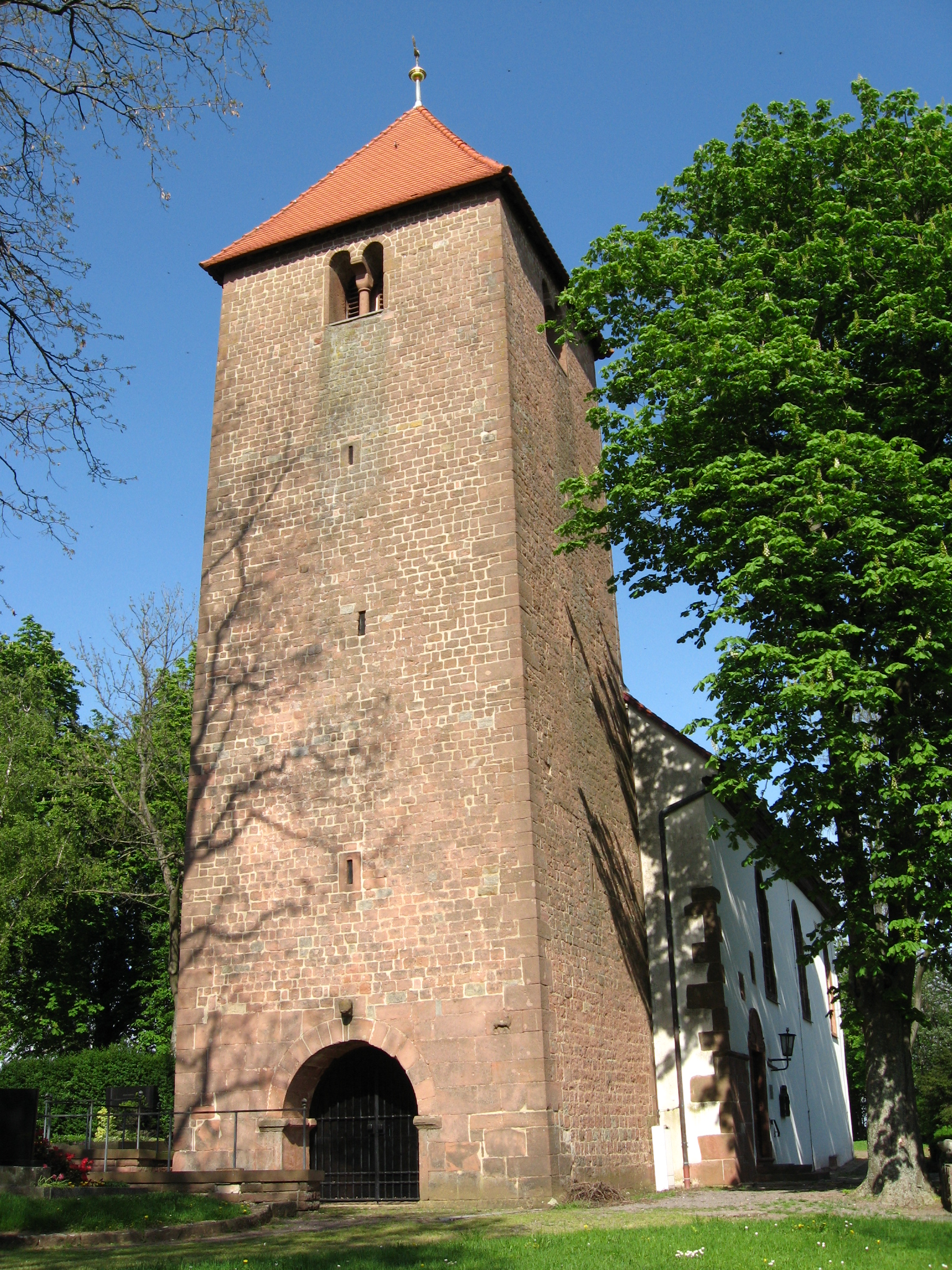 Romanischer Kirchenturm in Wollmesheim